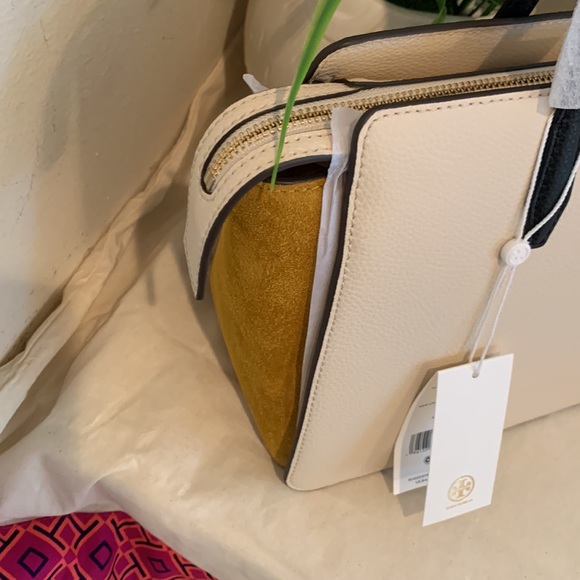 Tory Burch Robinson Colorblock Small Leather Tote
TORY BURCH - Picture 9 of 16